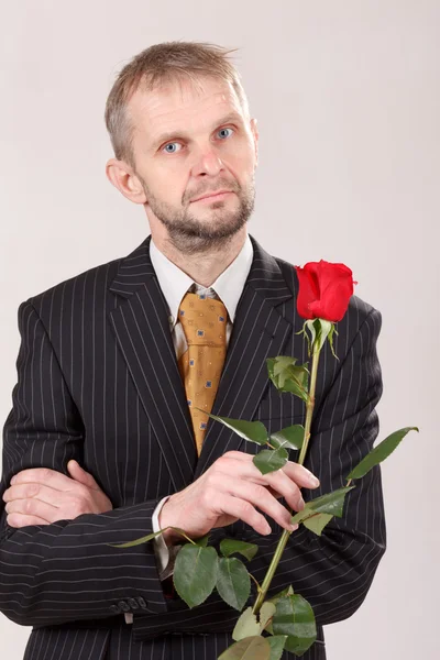 Hombre con rosas rojas — Foto de Stock