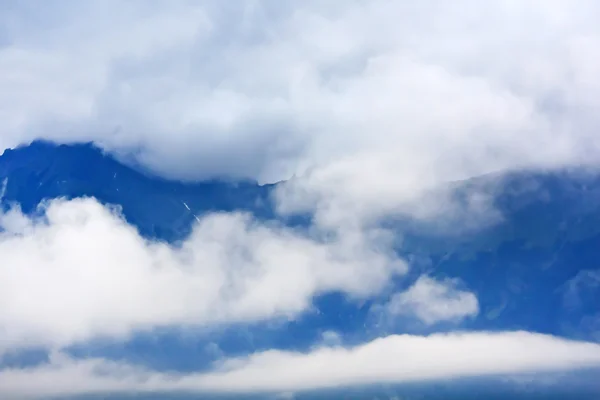 Montagne nelle nuvole — Foto Stock