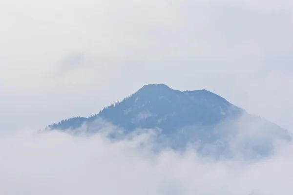 Bergen in wolken — Stockfoto