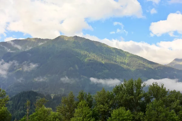 Hoge berglandschap in de zomer met blauwe hemel — Stockfoto