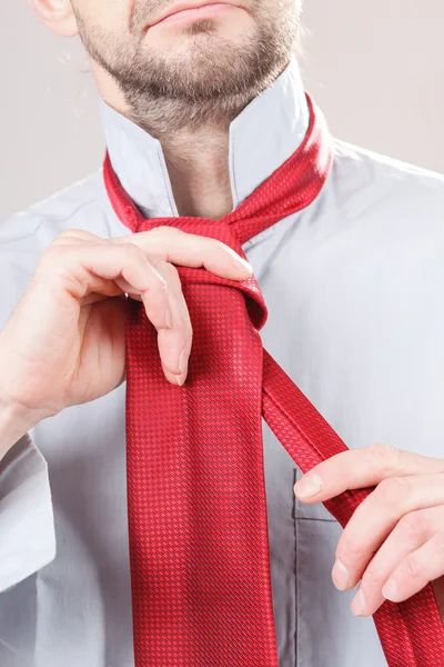 Uomo regolazione cravatta — Foto Stock
