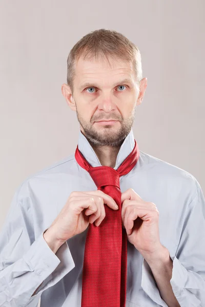 Man aanpassen stropdas — Stockfoto
