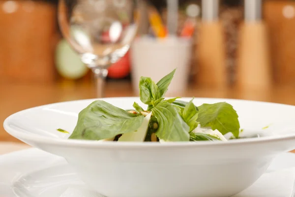 Salada com beterraba e manjericão — Fotografia de Stock