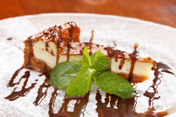 Bolo de queijo com molho de chocolate — Fotografia de Stock