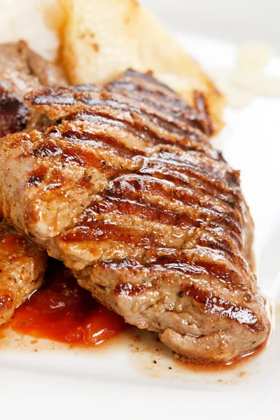 Armut ile ızgara domuz biftek — Stok fotoğraf
