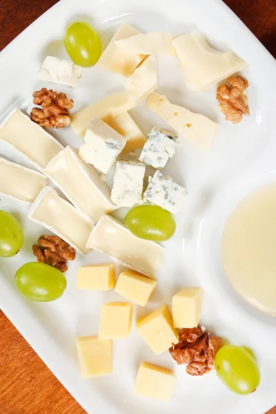 Placa de queso con uvas y miel — Foto de Stock
