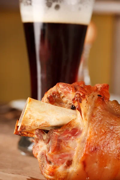猪肉小腿上釉与啤酒 — 图库照片