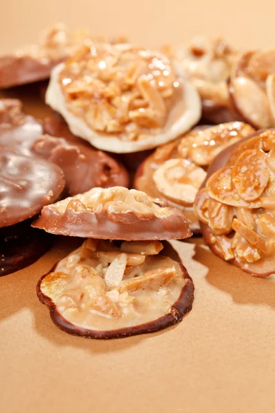 Шоколадные конфеты с миндалем — стоковое фото