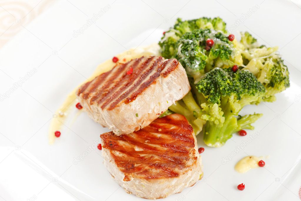 Tuna steak with broccoli