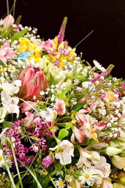 Kimppu värikkäitä kukkia — kuvapankkivalokuva