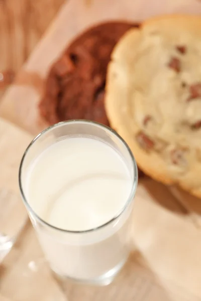 Молоко з файлом cookie — стокове фото