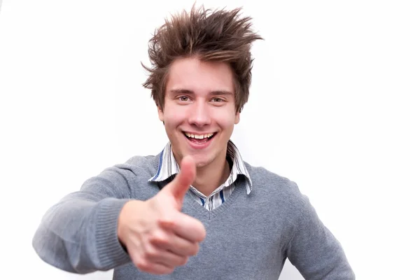Šťastný mladý chlap ukazuje palec nahoru znamení — Stock fotografie