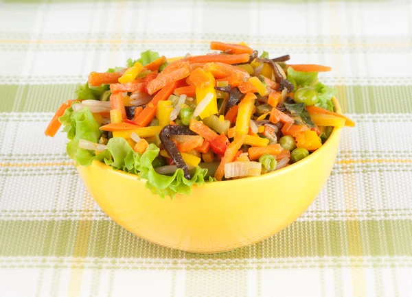 Verduras fritas en el bowl — Foto de Stock