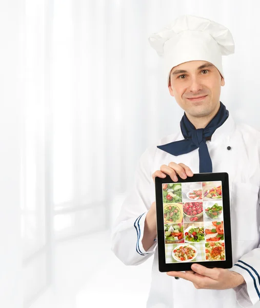 Μάγειρας άνθρωπος δείχνει μια ψηφιακή δισκίο με μενού — Φωτογραφία Αρχείου