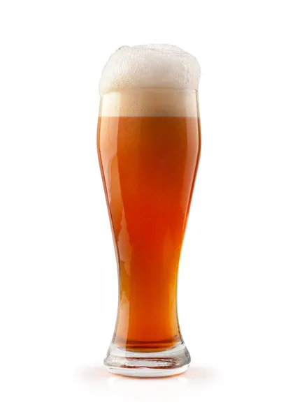 Vidro de cerveja escura isolado em branco — Fotografia de Stock