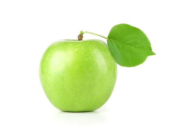 Olgun elma yeşil bir yaprak — Stok fotoğraf