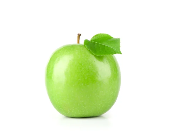 Свежие зеленые яблочные фрукты с листьями — стоковое фото