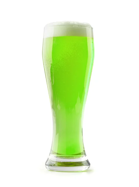 Зелене пиво з пінистою головою на білому тлі — стокове фото