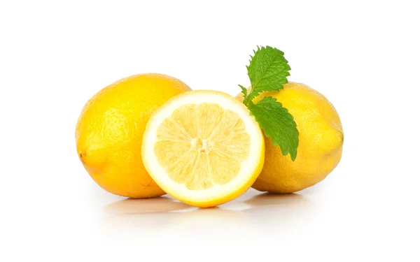 Свежий лимон на белом фоне — стоковое фото