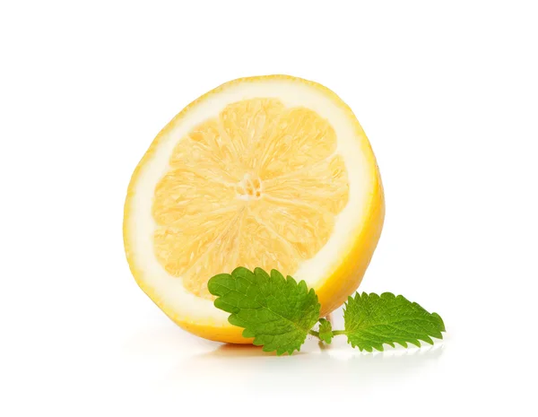 Beyaz arkaplanda limon meyvesi izole — Stok fotoğraf