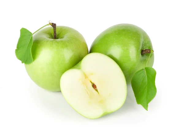 Färskt grönt äpple med blad isolerat på vitt — Stockfoto