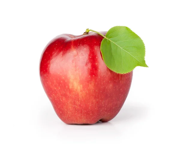 Свежее красное яблоко на белом фоне — стоковое фото
