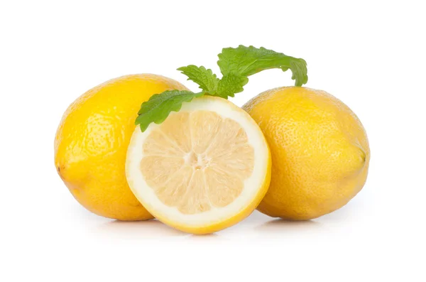 Свежие лимонные цитрусовые на белом фоне — стоковое фото