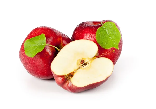 Frutti di mela rossa con foglie verdi — Foto Stock