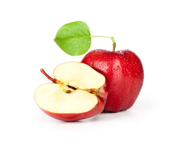 Красное яблоко с ломтиком и листом, изолированным на белом — стоковое фото