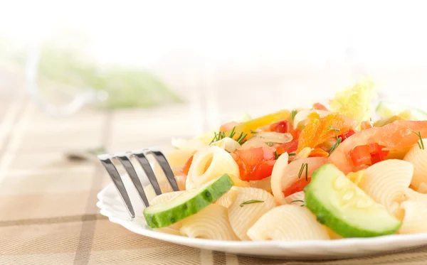 Makaron z warzywami na talerzu — Zdjęcie stockowe