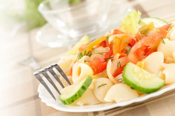Makaron z warzywami na talerzu — Zdjęcie stockowe