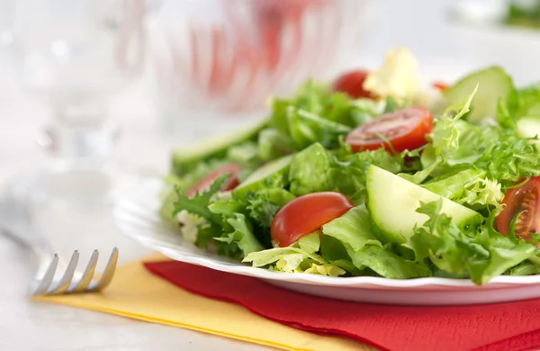 Салат из свежих овощей и вилка — стоковое фото