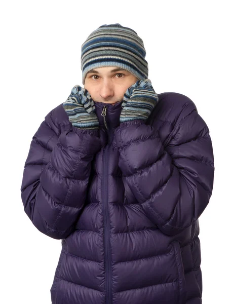 Homem em roupas de inverno tremores do frio — Fotografia de Stock