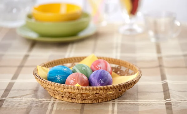 Kleurrijke beschilderde Pasen eieren in een mand — Stockfoto