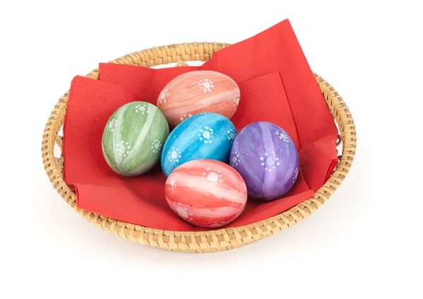 Kleurrijke beschilderde Pasen eieren in een mand — Stockfoto