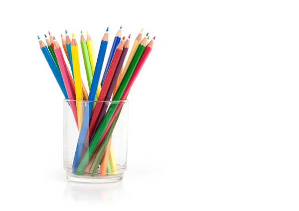 Různé barevné tužky izolované na bílém — Stock fotografie