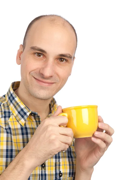 Jeune homme buvant une tasse de thé — Photo