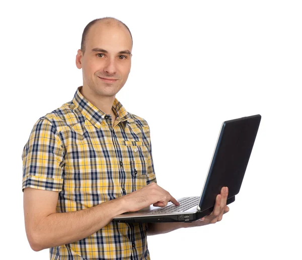 笑的年轻人用他的笔记本电脑 — 图库照片