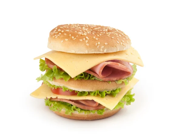 Сэндвич с ветчиной, сыром и овощами на белом фоне — стоковое фото