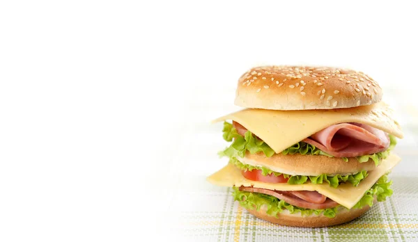 大三明治配生菜、 番茄、 火腿和奶酪。汉堡 — 图库照片