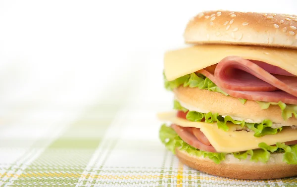 Бутерброд з шинкою, сиром, помідорами та салатом — стокове фото
