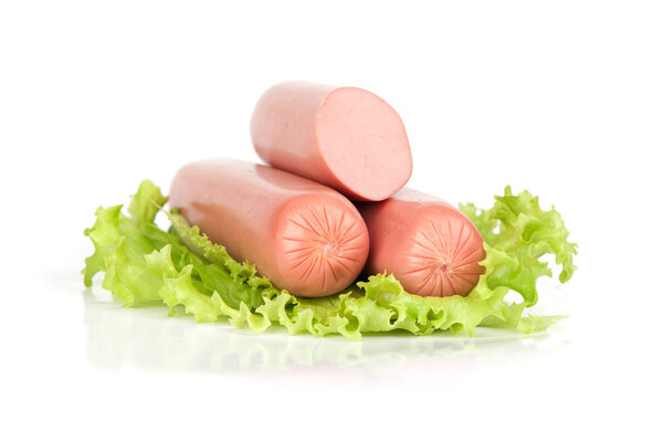 Сосиски изолированы на белом фоне