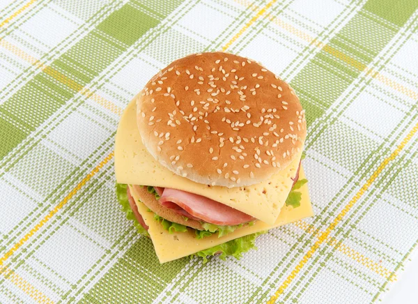 快餐三明治配生菜、 火腿和奶酪 — 图库照片