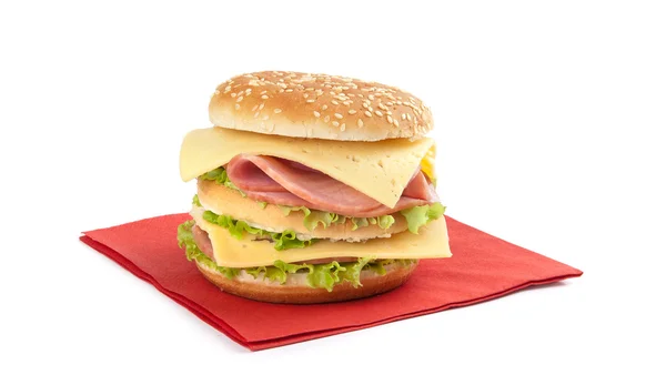 Sanduíche de fast food com alface, presunto e queijo — Fotografia de Stock