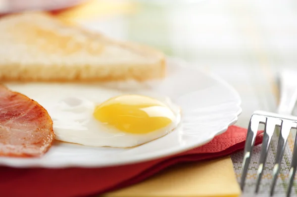 Huevos fritos con tocino y tostadas —  Fotos de Stock