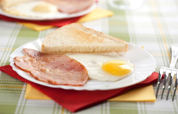 Petit déjeuner. Œufs, toasts et bacon — Photo