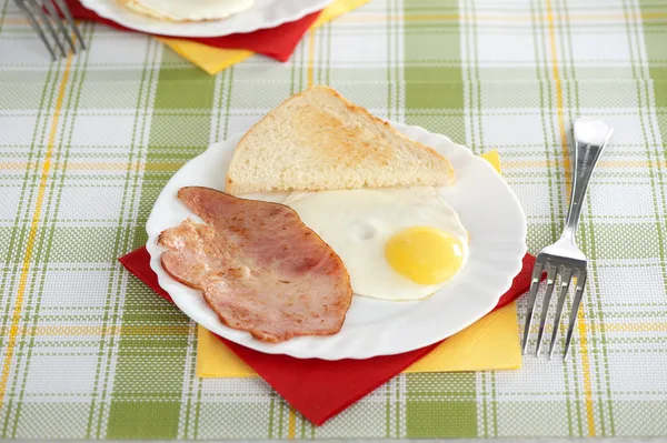 Сніданок з яйцями, беконом і тостами — стокове фото
