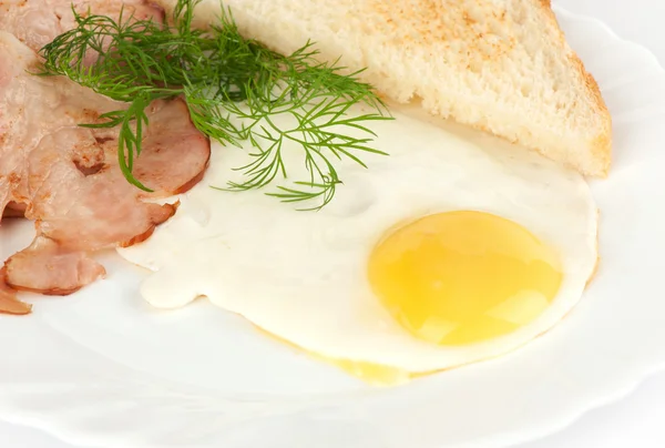 Ontbijt met spek en gebakken ei — Stockfoto