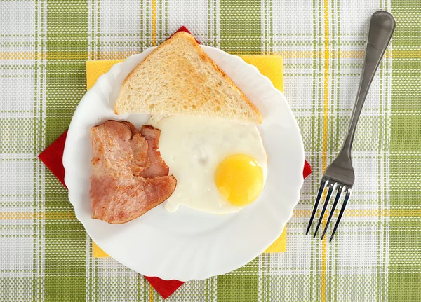 Ontbijt met spek en gebakken ei — Stockfoto