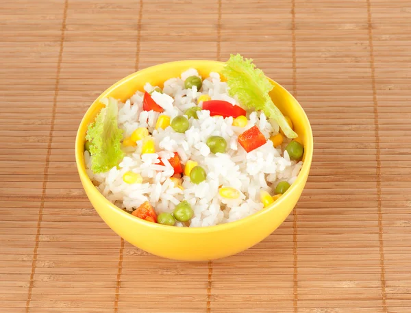 Kokt ris i skål med grönsaker — Stockfoto